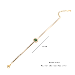 Vue macro du bracelet tennis en acier inoxydable avec zircon coeur vert émeraude