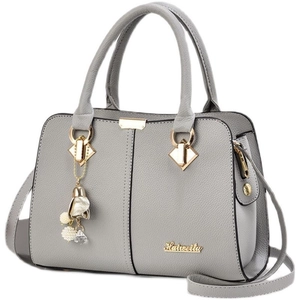 Sac à bandoulière en cuir gris avec détails dorés et pendentif en perle chic