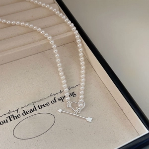 Minimalist 925 silver pearl necklace with heart-shaped OT clasp and arrow toggle