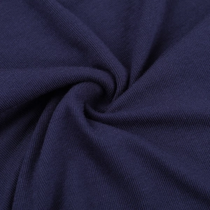Vue détaillée de la texture du tissu en maille violet foncé doux et du drapé torsadé