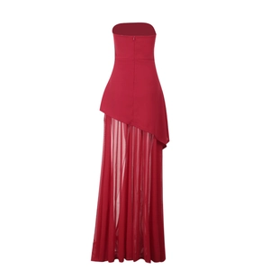 Vue détaillée de robe bustier rouge avec ourlet asymétrique en tulle semi-transparent