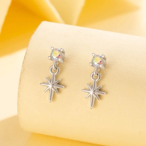Orecchini in acciaio argento con zircone iridescente e pendente a stella su supporto