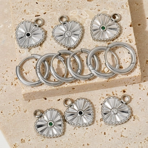 Boucles d'oreilles créoles en acier argenté avec charms cœur et gemmes multicolores