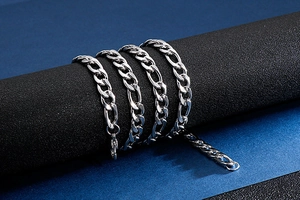 Chaîne Figaro en argent poli enroulée autour d'un support cylindrique noir