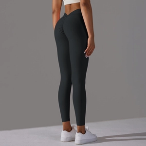 Détail du legging de yoga noir à taille haute en V avec effet push-up au niveau des fesses