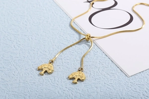 Détail du bracelet chaîne serpent dorée ajustable avec deux breloques Arbre de Vie