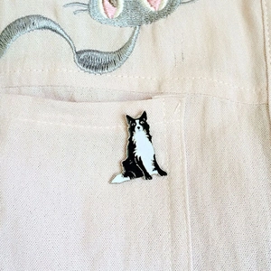 Detailansicht einer Emaille-Bordecollie-Brosche an einer Stofftasche eines Hemds
