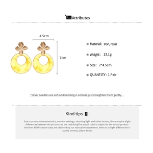 Detail showing dimensions 7x4.5cm and 13.1g weight for yellow resin floral earrings