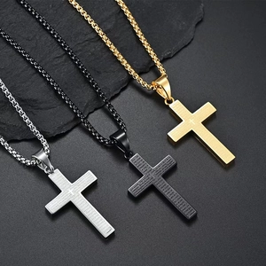 Detail von drei Kreuzhalsketten aus Edelstahl in Gold, Schwarz und Silber mit Gravur.