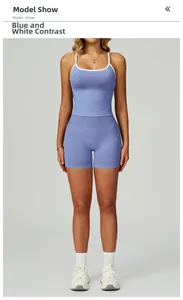 Détail de l'ensemble de yoga sans couture bleu et blanc avec short de fitness taille haute