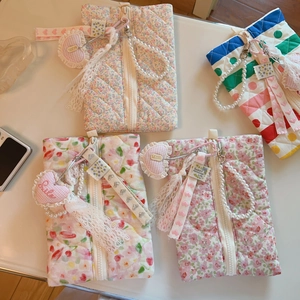 Petit sac en tissu matelassé à fleurs fait main avec chaîne en perles et accessoire