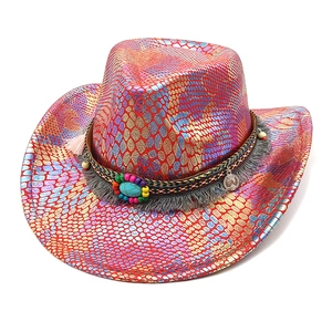 Détail d'un chapeau de cowboy texturé métallique coloré avec perles turquoise et franges