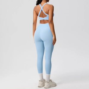 Detalle del conjunto de yoga azul claro con sujetador de espalda cruzada y leggings de talle alto