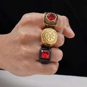 Vue détaillée de trois bagues homme en acier inoxydable avec zircon rouge et aigle