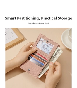 Intérieur du portefeuille rose en cuir avec fentes pour cartes et poche pour billets
