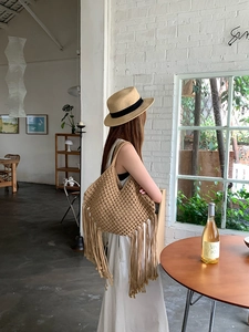 Borsa a tracolla intrecciata con frange boho, borsa in paglia artigianale da spiaggia e mare.