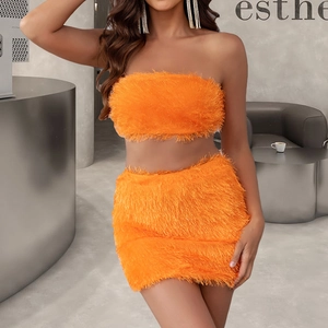 Zweiteiliges Set in Orange aus Kunstfell mit trägerlosem Top und passendem Minirock