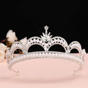 Détails de la tiare de mariée baroque argentée avec perles blanches et cristaux clairs