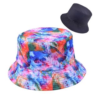 Detalle de sombrero de pescador reversible con estampado de plumas y color azul marino