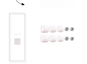 Détails macro de faux ongles de pieds dégradés blancs avec paillettes et strass brillants