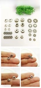 Vue macro détaillée des perles intercalaires flocon d'argent pour bijoux DIY