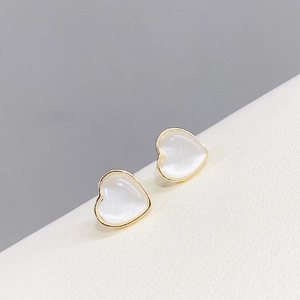 Chic S925 silver heart stud earrings set with cat eye stones in gold plating