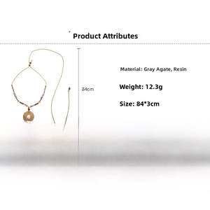 Détail du collier de perles en agate grise ethnique de 84 cm avec pendentif circulaire