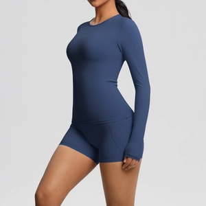 Détail du tissu extensible et des coutures sans couture sur l'ensemble de yoga bleu