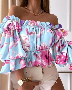 Schulterfreie Blumenbluse mit hellblauem Stoff und rosa Blumendrucken