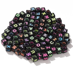Vue détaillée de perles carrées noires en acrylique avec lettres colorées pour bijoux DIY