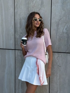 Pink knit hollow short-sleeved polo shirt with white pleated skirt and chic bag