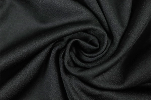 Gros plan sur la texture du tricot élastique noir et les détails de la matière côtelée