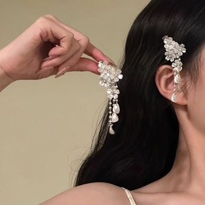 Detailed view of white floral tassel hair clips in an elegant New Chinese style.