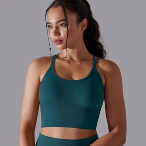 Détail de la brassière de sport sarcelle avec dos croisé et ourlet côtelé sans couture
