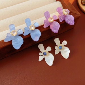 Trois paires de boucles d'oreilles fleurs en résine et zircons en bleu, violet et blanc