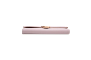 Detailaufnahme einer langen Kunstleder-Geldbörse in Rosa mit mattem Finish und Goldverschluss