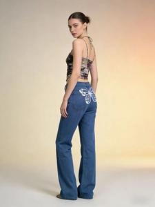 Jeans donna a vita alta con gamba larga e stampa a farfalla sulla tasca posteriore