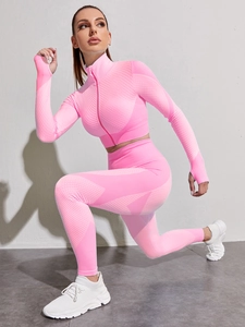 Detailansicht des pinken nahtlosen Yoga-Sets mit atmungsaktiver Waben-Strickstruktur