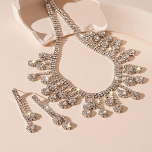 Détails de l'ensemble collier et boucles d'oreilles argentés avec pompons en cristal