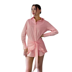 Rosa langärmeliges Hemdblusenkleid mit Taillenbindung und Rüschen für einen eleganten Look