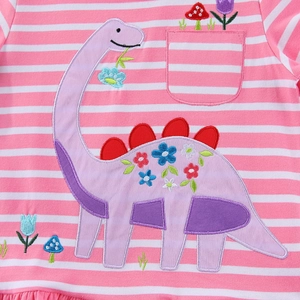 Robe fille à manches courtes rayée rose avec broderie dinosaure et détails de fleurs
