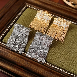 Détails des boucles d'oreilles à pampilles avec cristaux dans un cadre vintage en velours