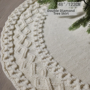 Détail du cache-pied de sapin de Noël en tricot crème 122 cm avec motif torsadé