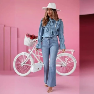 Ensemble jean évasé bleu et chemise en jean à volants avec accessoires de mode blancs chics