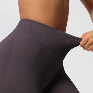 Detailaufnahme des breiten Rippbunds der dunkelvioletten Yoga-Leggings mit hoher Elastizität