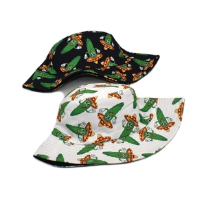 Sombreros de pescador blancos y negros con estampado de cactus y protección solar