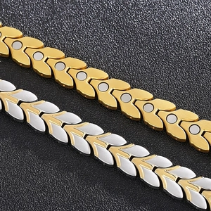 Détails macro de bracelets magnétiques de 12mm avec motif d'épi en acier or et argent
