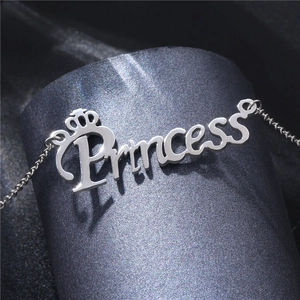 Collier en acier inoxydable argenté avec pendentif Princess et couronne sur support