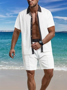 Détail du tissu gaufré blanc sur un ensemble d'été décontracté pour homme avec chemise