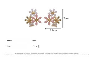 Detailed view of daisy flower earrings with cubic zirconia and dimensions 2cm x 1.9cm